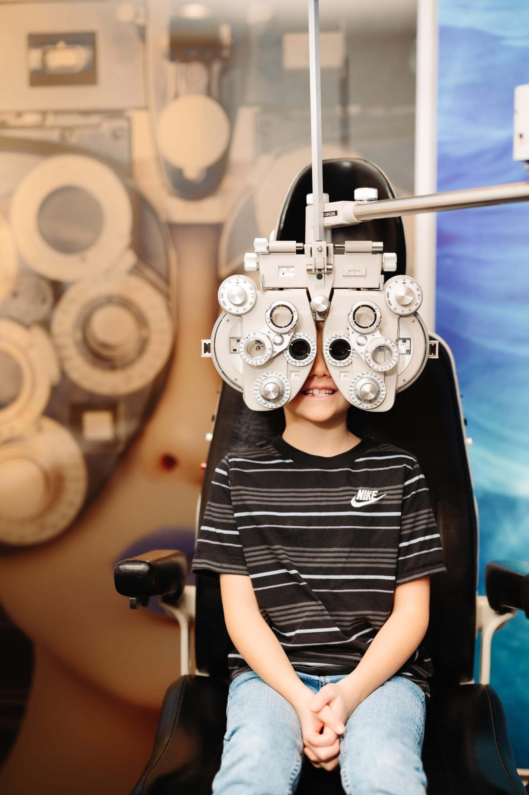 Promotions - - Centre Visuel Manicouagan Jeune garçon qui suit un examen de la vue par un optométriste de Baie-Comeau