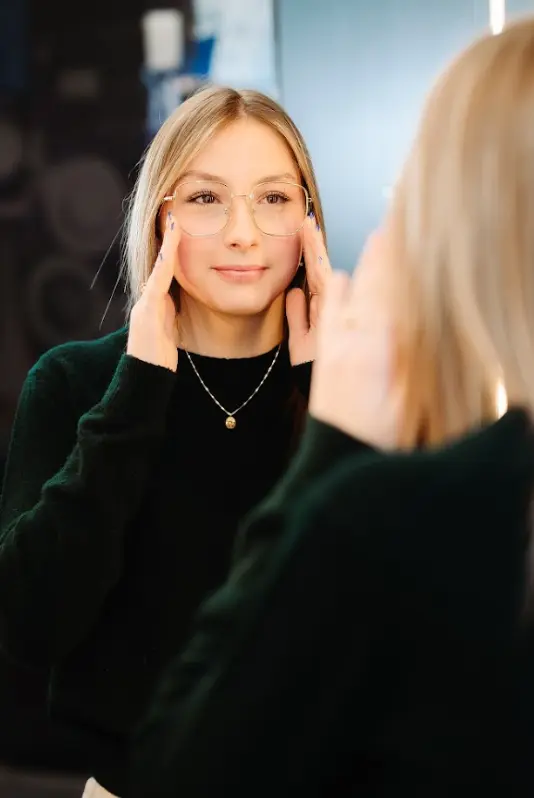 Notre équipe - - Centre Visuel Manicouagan Femme qui essaie de lunettes chez un optométriste à Baie-Comeau.