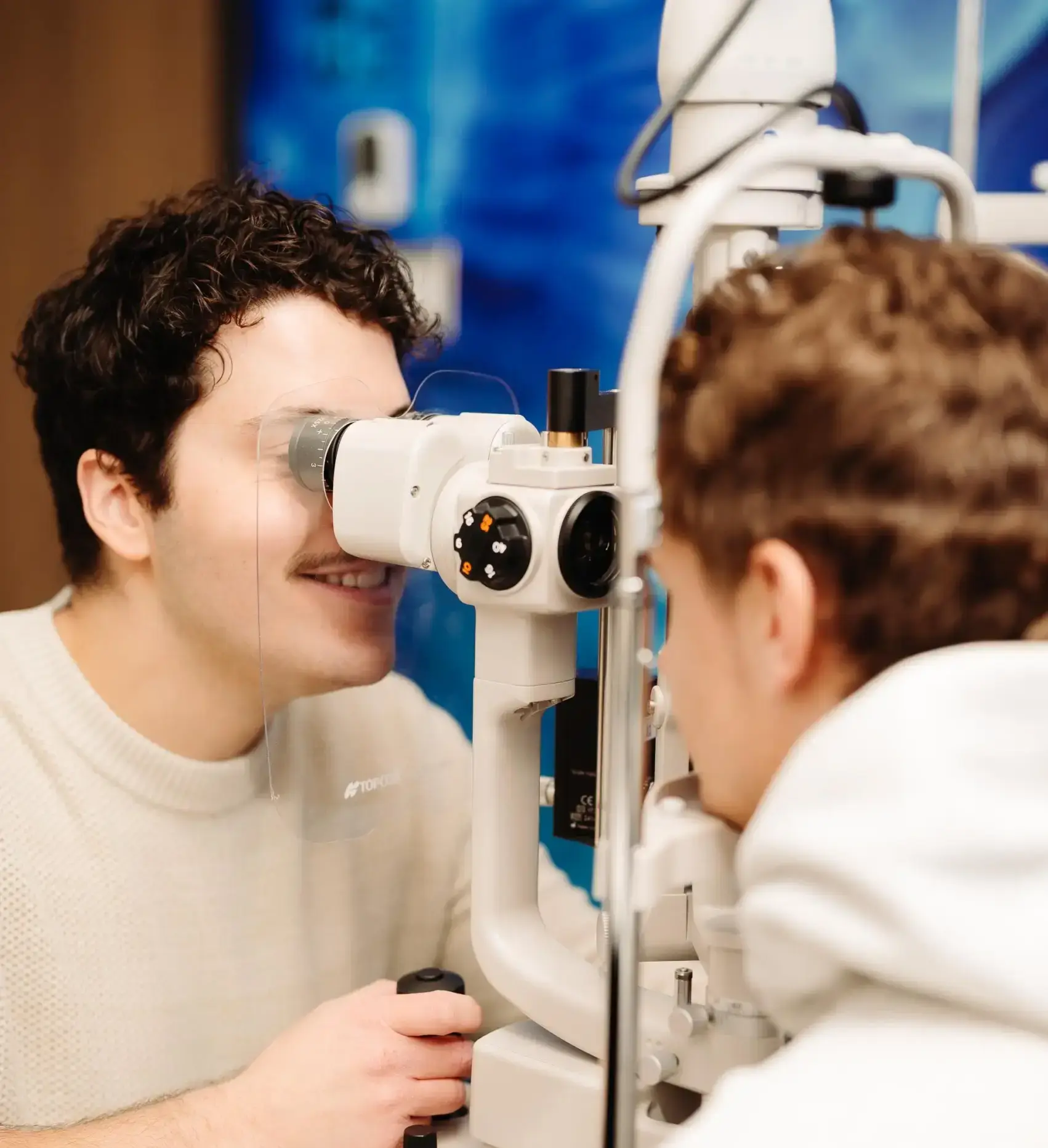 Un optométristes donnent des soins de la vue à un patient à Baie-Comeau.