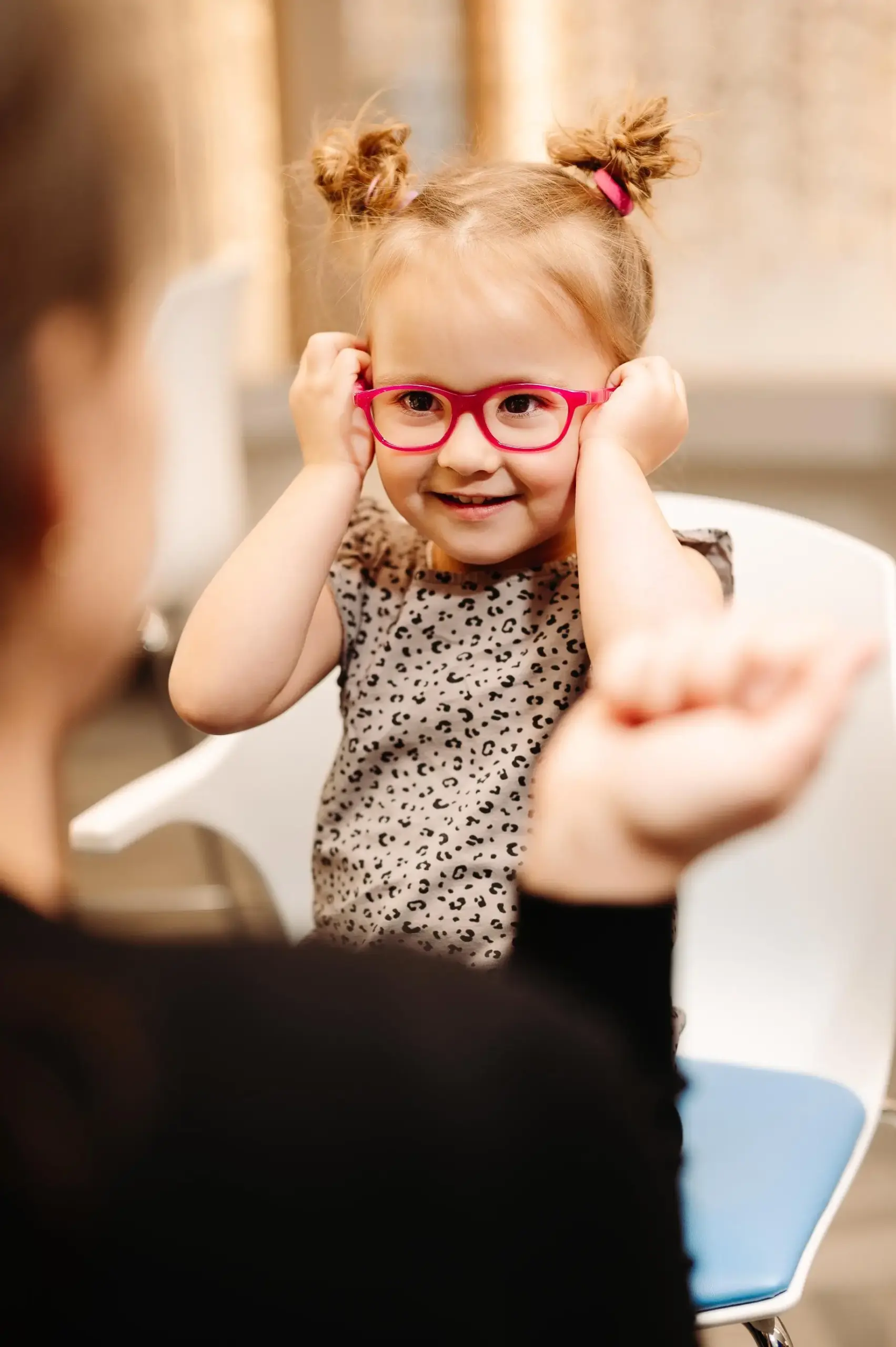 Une adorable petite fille essaie des montures de lunettes dans le Centre visuel Manicouagan.